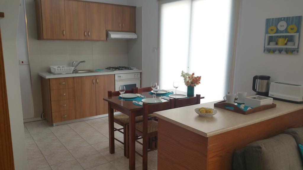 Ocean Blue Apartments Paphos Exterior foto